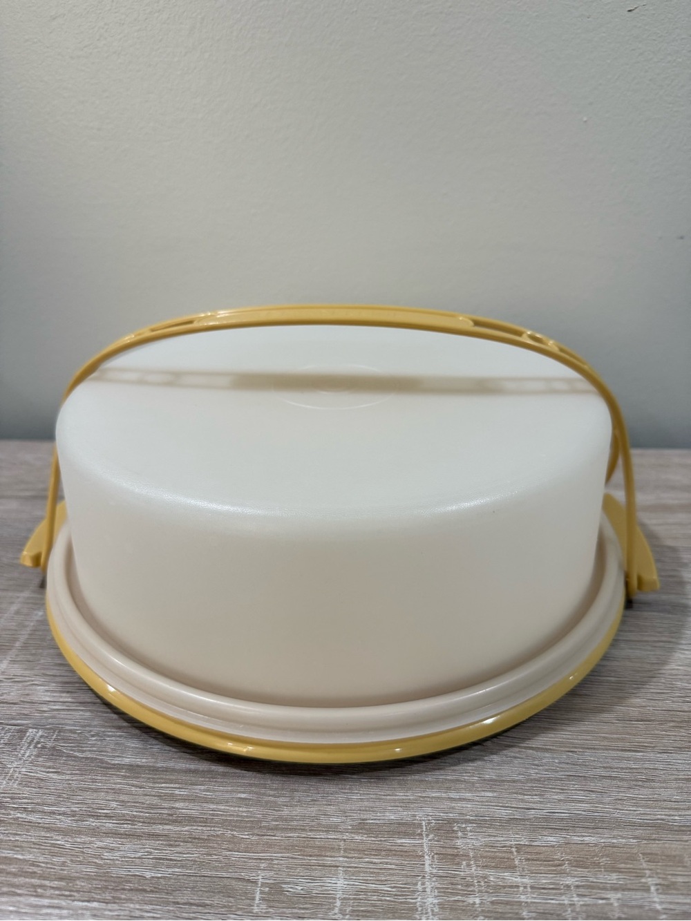 Tubberware round cake/pie carrier